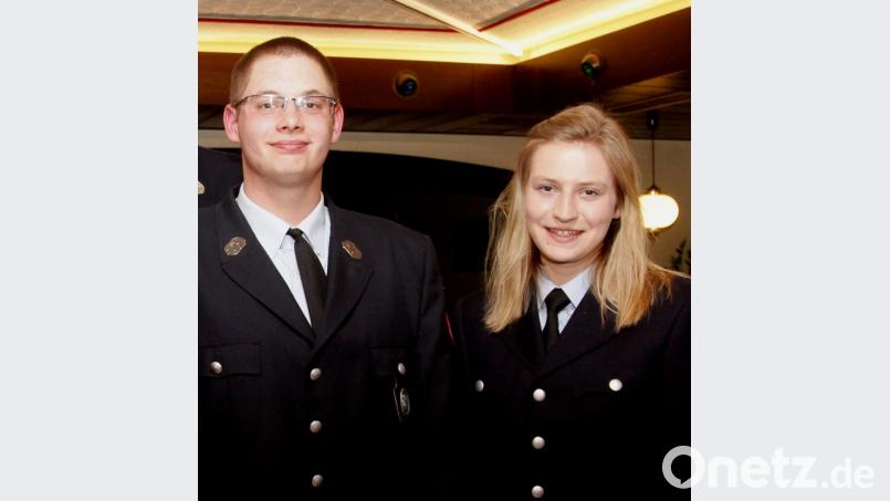 Kommandant Josef Pürzer (links) und seine Stellvertreterin Regina Kagerer (rechts) wurden vom Gemeinderat Wackersdorf offiziell bestellt. Bild: Hirsch