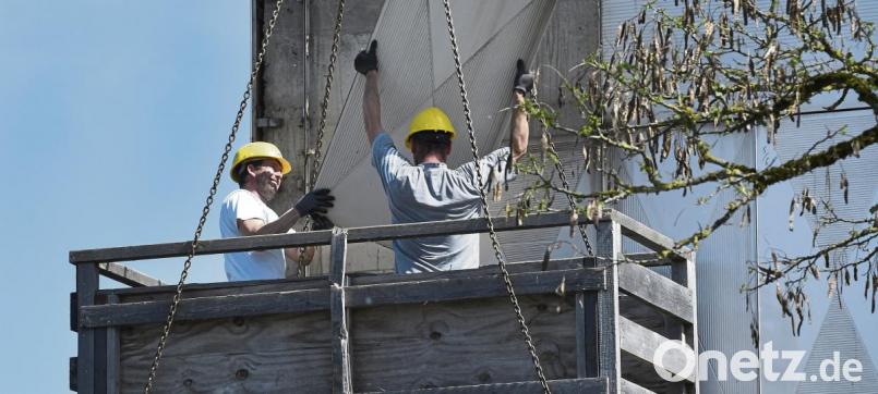 Die zentnerschweren Teile werden gelöst, abgenommen und zunächst auf der Plattform gesammelt. Bild: Petra Hartl