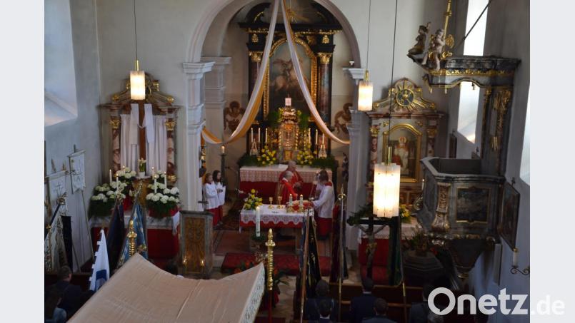 Festlich geschmückt war die Ortskirche von Etzgersrieth als Pfarrer Josef Most den Festgottesdienst zum „Girngdoch“ mit den Gläubigen feierte. Bild: gi