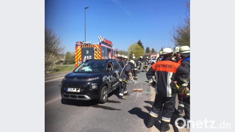 Nachdem die Insassen geborgen waren und der Citroën wieder auf vier Rädern stand, machten sich Einsatzkräfte an die Säuberung der Unfallstelle. Bild: fphs