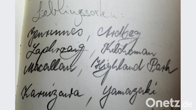 ... und bringt dann noch ein paar ausgewählte in markanter Handschrift zu Papier. Als da wären: Bennrimes, Ardberg, Laphroaig, Kilchoman, Macallan, Highland Park, Karmizanra, Yamazaki Bild: mvs