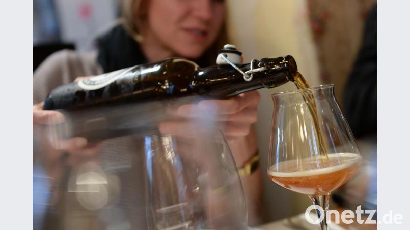 Hier wird Bier nicht einfach nur getrunken, sondern verkostet. Und zwar europäisch. Im Tempel-Museum Etsdorf gibt es am Donnerstag, 9. Mai, eine Bier-Geschmacksreise zum Europatag. Bild:  Britta Pedersen/dpa