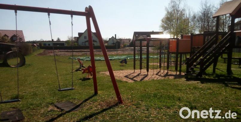 Der Kinderspielplatz soll im Zuge der einfachen Dorferneuerung für 160 000 Euro aufgewertet werden. Bereits im Bau ist das Spielfeld (im Hintergrund). Bild: lgc