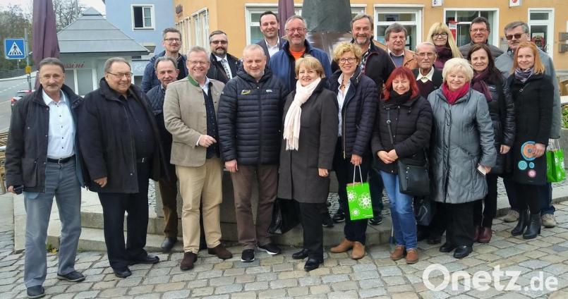 Die Mitglieder der beiden Partnerschaftskomitees Schwandorf und Sokolov, denen auch die Bürgermeister der Partnerstädte angehören, tagten in Schwandorf und legten das restliche Jahresprogramm fest. Bild: Hirsch