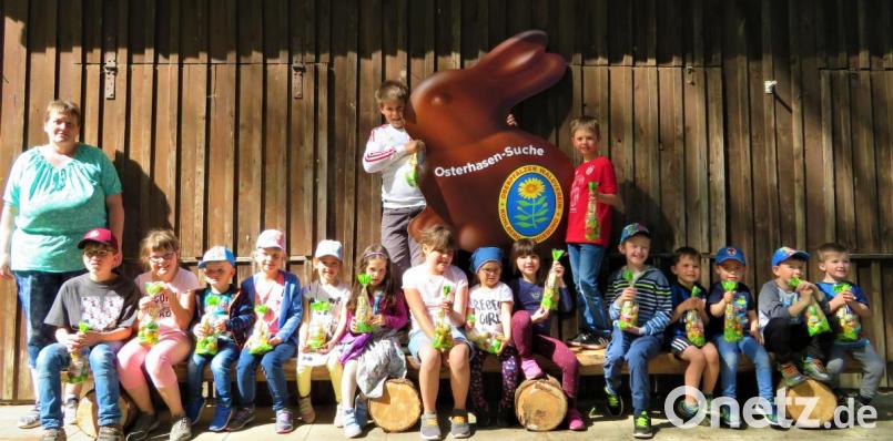 Der große braune Hase im Hintergrund, den Jürgen Dolles dem OWV vermacht hat, ist wohl der einzige, der dieses Osterfest überlebt. Alle anderen Schokohasen dürfen die Kinder nach und nach vernaschen. Bild: jml