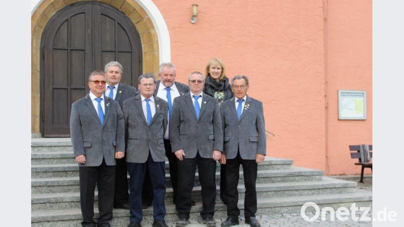 Die Jubilare des Männergesangvereins Schwend: (vorne, von links) Klaus Zeisig (25 Jahre), Konrad Kopp (70 Jahre), Reinhard Müller (25 Jahre), Andreas Schötz (60 Jahre), (hinten, von links) Vorsitzender Werner Prügel, Hans Sieß (40 Jahre) und Bürgermeisterin Brigitte Bachmann. Bild: sis