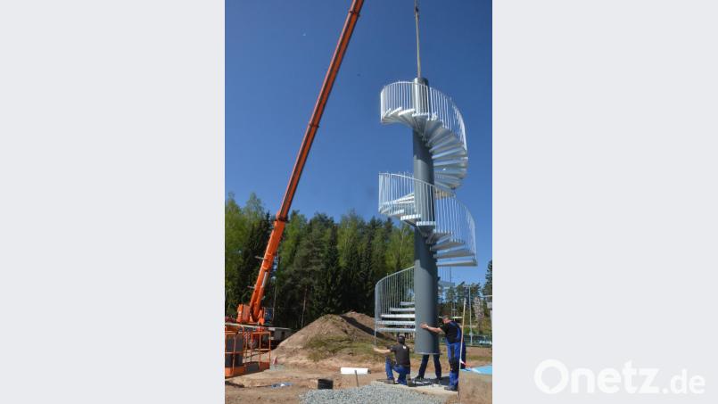 Die Spiraltreppe zu den beiden Rutschen wurde am Mittwoch angeliefert. Bild: Kunz