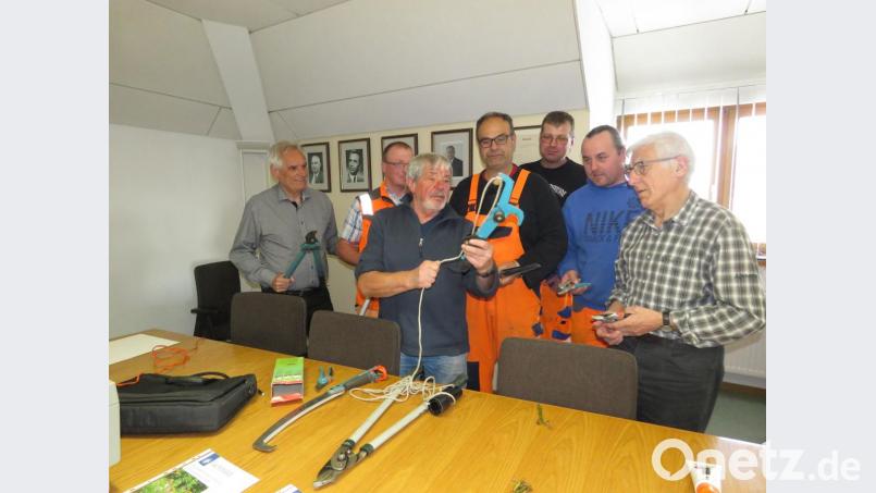 Uli Andern (Mitte) demonstrierte seinen "Schülern" auch den richtigen Umgang mit unterschiedlichen Gartengeräten. Bild: ubb