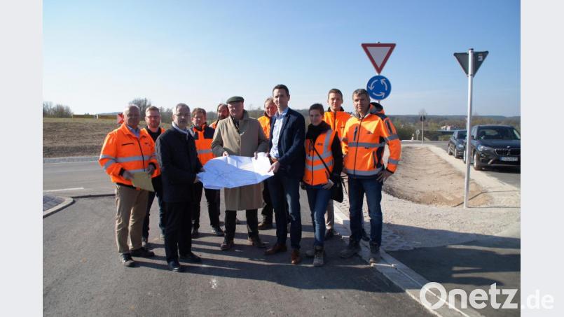 Offizielle gaben kürzlich den Muckenbacher Kreisel für den Verkehr frei. 	Bild: sir Bild: sir