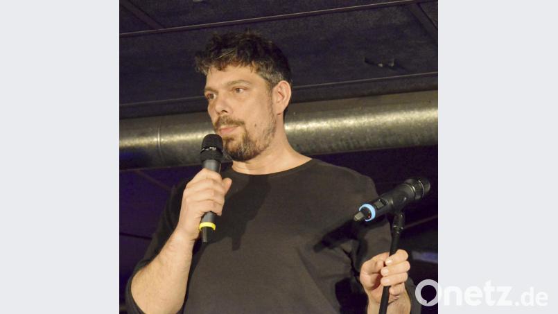 „Es ist wichtig, dass man weiß, was man von sich zeigen will.“ Felix Römer organisiert den Poetry-Slam in Weiden seit neun Jahren mit. Bild: Karin Wilck