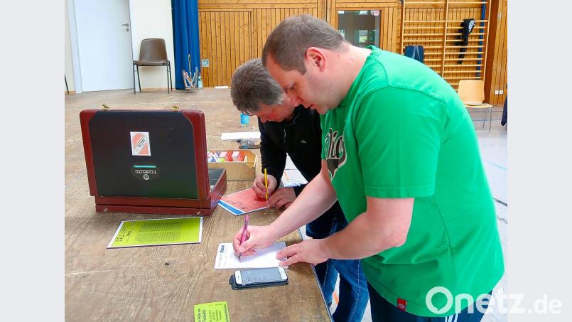 Nach dem Vorverkauf gleichen Jürgen Schultes und Martin Bischof (von rechts) die nummerierten Restkarten mit dem Sitzplan der Steinwaldhalle ab. Bild: bsc
