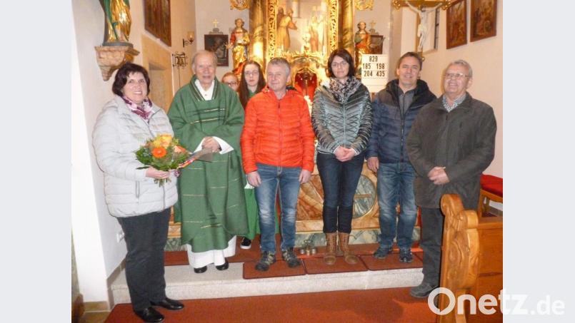 Nach einer Abendmesse wird Roswitha Wendl (links) aus der Kirchenverwaltung Weiher verabschiedet, der sie 18 Jahre angehörte. Neben ihr (von links): Stadtpfarrer Hans-Peter Bergmann, die Ministrantinnen Katharina und Nicole Ott, die Kirchenverwaltungsmitglieder Manfred Heinrich, Evi Ott und Hermann Ott sowie Kirchenpfleger Franz Reif. Bild: u