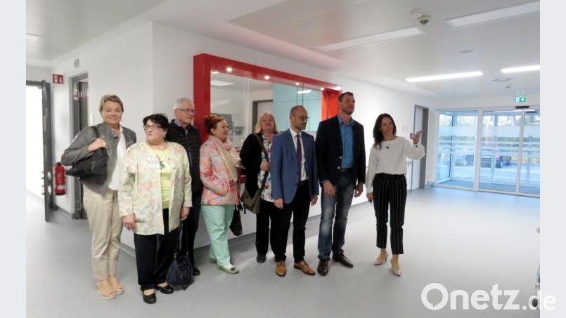 Eine kleine Gruppe des CSA-Vorstand um Vorsitzenden Huberth Rosner (Zweiter von rechts) ließ sich von Krankenhausleiterin Claudia Kost (rechts) die neue Notaufnahme zeigen. Bild: ubb