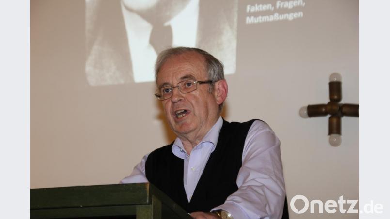 Siegfried Kratzer, Vorsitzender des Evangelischen Bildungswerks, widmet sich in seinem detaillierten Vortrag den Todesumständen des Widerstandskämpfers Pfarrer Dietrich Bonhoeffer, in dem er erstmals ausführlich seine neuen Erkenntnisse aus seinen intensiven Recherchen über dessen Ermordung im KZ Flossenbürg einer breiten Öffentlichkeit präsentiert. Bild: ads