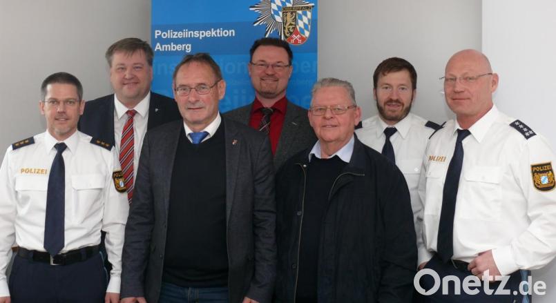 Eine weitere Gesprächsrunde bei der Amberger Polizei (von links): Polizeidirektor Thomas Lachner, Bürgermeister Stefan Braun (Kastl), Dritter Bürgermeister Josef Schmaußer (Ursensollen), Bürgermeister Florian Junkes (Hohenburg), Zweiter Bürgermeister Hans Lang (Ammerthal), Polizeirat Wolfgang Schüler und Erster Polizeihauptkommissar Hans-Peter Klinger. Bild: Polizei Amberg