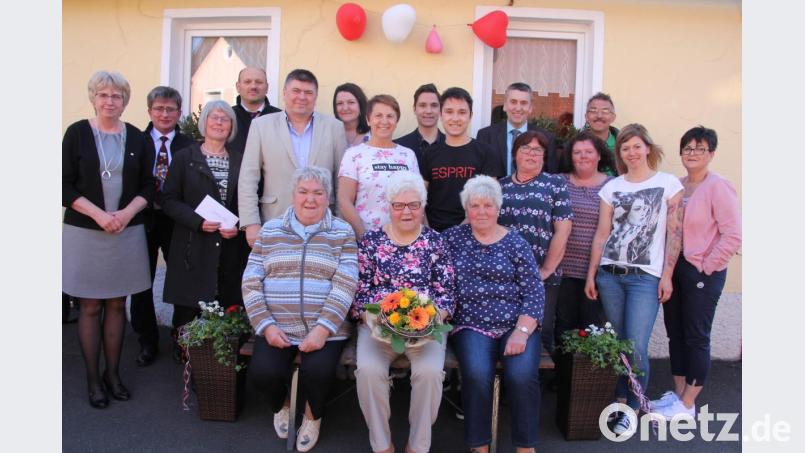 Selbstbewusst und voller Stolz feierte Gertrud Völkl (mitte sitzend) ihren 80. Geburtstag. Eingerahmt wurde sie dabei von ihren beiden Schwestern Waltraud (links) und Hildegard. Unser Bild zeigt die Drei mit den weiteren Familienmitgliedern udn den Vertretern der vereine. Sechster von rechts stehend 3. Bürgermeister Franz Schöner. Bild: kro