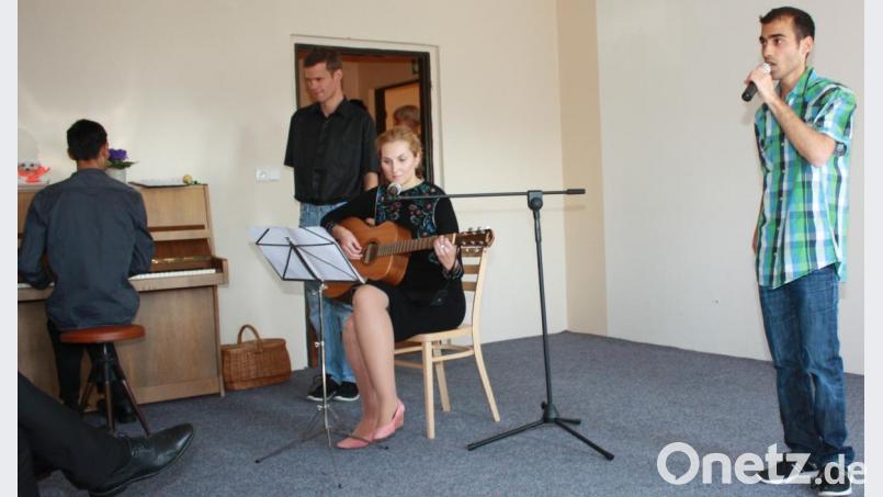 Mit Musik und Gesang dankten eine Mitarbeiterin und Kinder der Heimes. Bild: lk