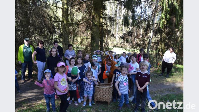 Das Ostereiersuchen mit Aktionen im Rahmen der Emmaus-Wanderung mit dem OWV und der Laienspielgruppe „Gensbloud &amp; G`schling“ machte den Kindern großen Spaß. Mit von der Partie war auch der Osterhase. Bild: gi