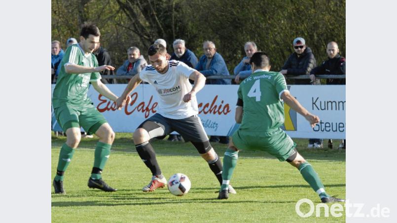David Dobmann (Mitte) und die SV Grafenwöhr setzten sich jüngst im direkten Duell gegen den FC Wernberg durch. Andreas Lorenz (links) und Andreas Wagner müssen sich nun vier Spieltage vor Schluss mit der Verfolgerrolle zufriedengeben. Bild: gb