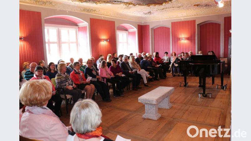 Der wunderschöne Musiksaal des Klosters Speinshart war restlos gefüllt. Bild: rpp