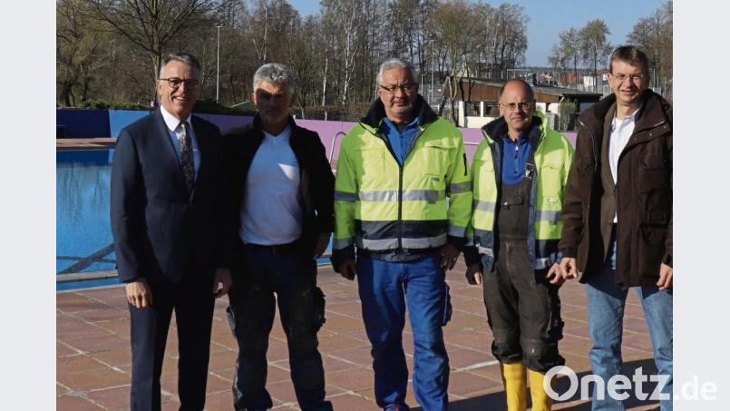 Es ist alles vorbereitet für die Freibadsaison 2019. Davon konnten sich Franz Stahl (links) und Thomas Kraus (rechts) bei einem Vor-Ort-Termin mit Freibad-Leiter Wolfgang Nurtsch (Zweiter von links) sowie den Freibad-Mitarbeitern Erwin Haselbauer (Mitte) und Josef Schön (Zweiter von rechts) überzeugen. Bild: exb