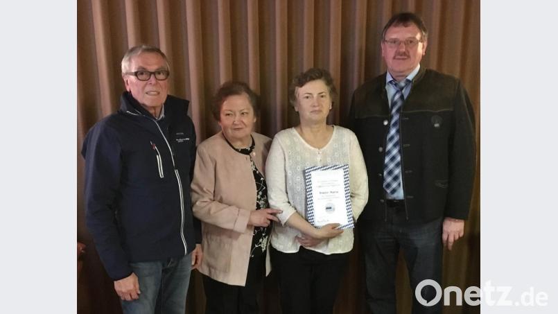 Maria Winter (Zweite von rechts) wird für 20-jährige Treue zum VdK geehrt. Ihr gratulieren (von links) Ortsvorsitzender Ernst Andraschko und Kreisvorsitzende Marianne Kies-Baldasty sowie Bürgermeister Hans-Martin Schertl (rechts). Bild: rha
