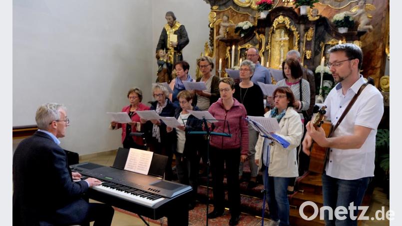 Das Lobpreisteam ( neun Sängerinnen, zwei Sänger und zwei Instrumentalisten ) unter Leitung von Franz Seiz bei ihren Gesängen am. Bild: le