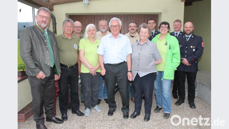 Ludwig Frauenreuther (Sechster von links) freut sich über die vielen guten Wünsche zum 80. Geburtstag. Bild: pi