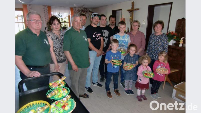 Der Geflügelzuchtverein überbrachte den Altenheimbewohnern süße Ostergrüße. Bild: slh