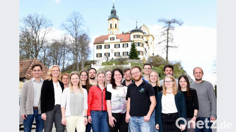 Christoph Müllhofer (vorne, Vierter von rechts) bleibt Vorsitzender der Jungen Union. JU Kreisvorsitzender Benedikt Grimm (links) und stellvertretende CSU Ortsvorsitzende Andrea Lang (Zweite von links) lobten die Aktivitäten der jungen Schwarzen. Bild: bgm