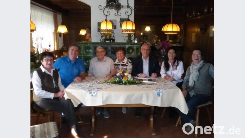 Zur Gratulation versammelt (von links): Lore Kaiser, Sohn Werner, das Jubelpaar Helmut und Helga Bär, Bürgermeister Winfried Franz, Tochter Sonja, Patenkind Belinda. Bild: gw