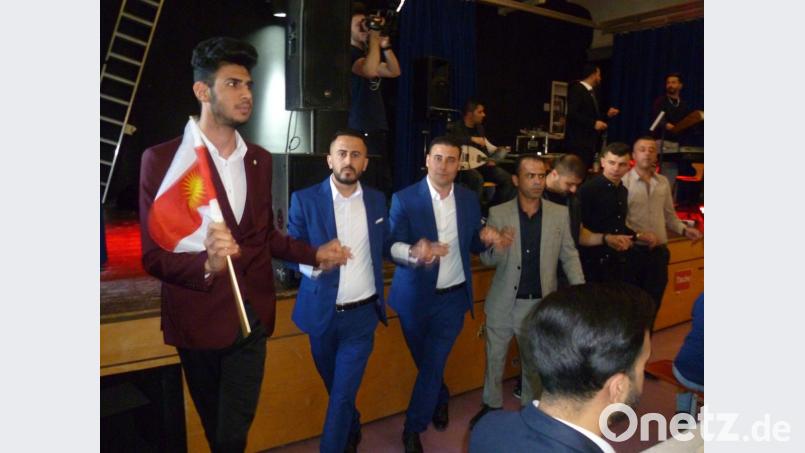 Männer eröffneten beim jesidisch-kurdischen Fest im Jugendzentrum traditionell den Reigentanz, dem sich dann auch Frauen anschlossen. Bild: usc