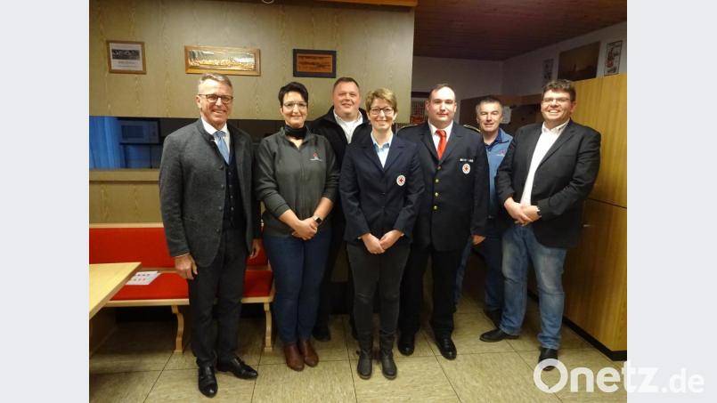 Langjährige und verdiente Mitglieder ehrte die Tirschenreuther Bereitschaft in der Jahreshauptversammlung. Unser Bild zeigt die Ausgezeichneten mit Bürgermeister und BRK- Kreisvorsitzenden Franz Stahl (links) und stellvertretenden BRK-Kreisgeschäftsführer Holger Schedl (rechts). Im Bild von links: Bürgermeister und BRK-Vorsitzender Franz Stahl, Marina Hellmich, Volker Hellmich, Birgit Schneider, Bereitschaftsleiter Hans Maenner, Alfons Kormann BRK- Kreisgeschäftsführer Holger Schedl. Bild: exb