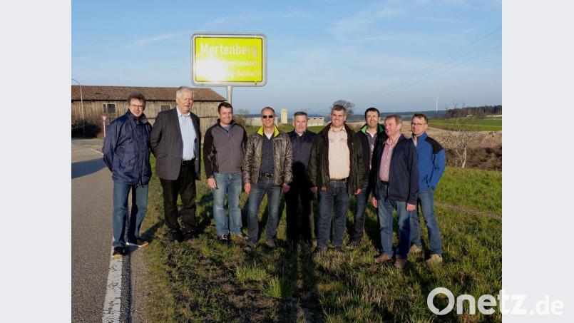 Die Stadtratsfraktionen von SPD, CWU und FW mit Gerald Dagner, Reinhold Strobl, Uwe Bergmann, Georg Dobmeier, Rudolf Bergmann, Manfred Schlosser, Manfred Birner, Josef Werner und Georg Wendl (von links) machen sich im Hinblick auf eine Dorferneuerung ein Bild von Mertenberg. Bild: ads
