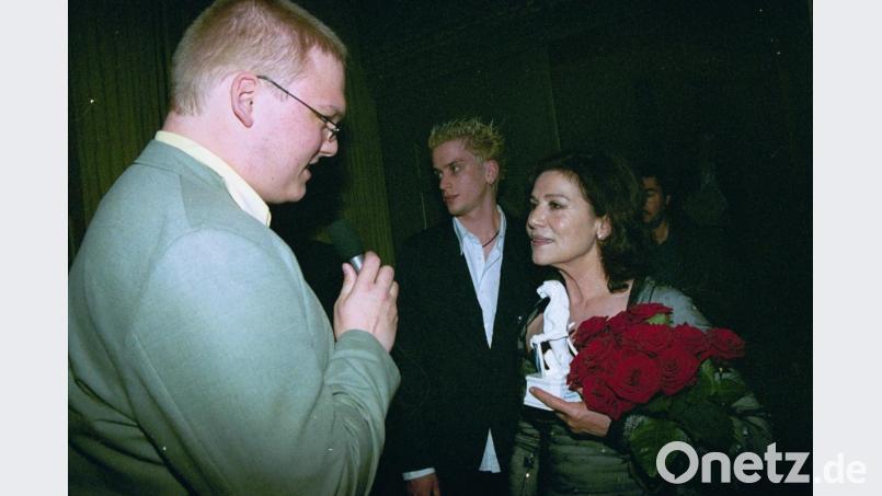 Das ist schon ein paar Jahre her: Alexander Grundler (links) interviewt Hannelore Elsner beim Bayerischen Ehrenpreis 2006. Im Hintergrund ihr Sohn Dominik. Bild: Kunz