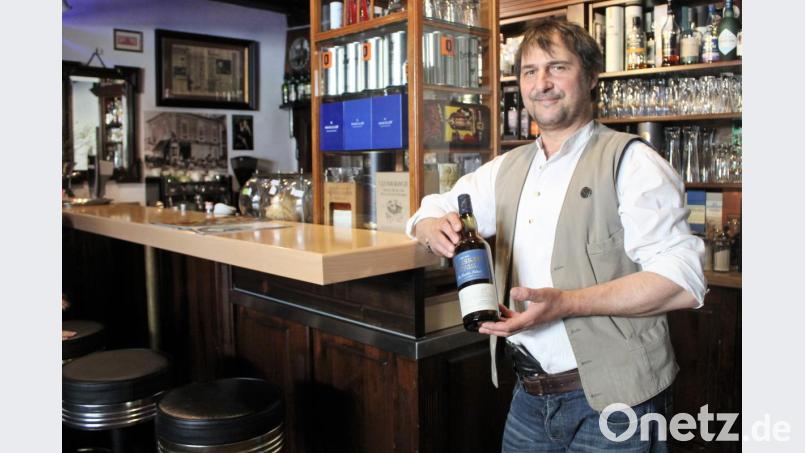 Gut 150 Flaschen im Regal: Günter Graf aus Altendorf bei Nabburg empfiehlt Anfängern einen „Talisker“. Bild: mvs