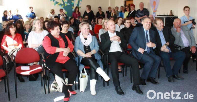Die Besucher bei der Ostervorstellung in Milire. Bild: lk