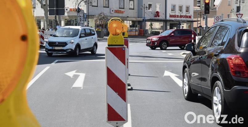 Die Linksabbiegespur zum Josefshaus ist gesperrt, solange die Fassadenarbeiten andauern. Bild: Petra Hartl