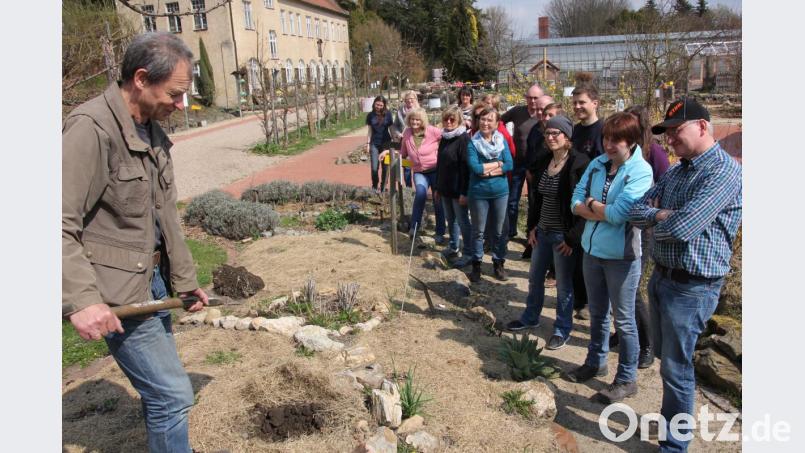 Erwin Strama zeigt den Teilnehmer des Workshops im Naturerlebnisgarten eine schwarze Erde, die mit Heu bedeckt ist. In dieser Erde fühlen sich die Regenwürmer so richtig heimisch. Bild: kro