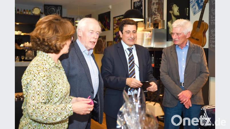 Der Comite de Jumelages empfängt die Weidener (von links): Ulrike Maronnie, Konrad Merk, Bürgermeister Alan Levi und Joachim Strehl. Bild: Büttner, Gerhard