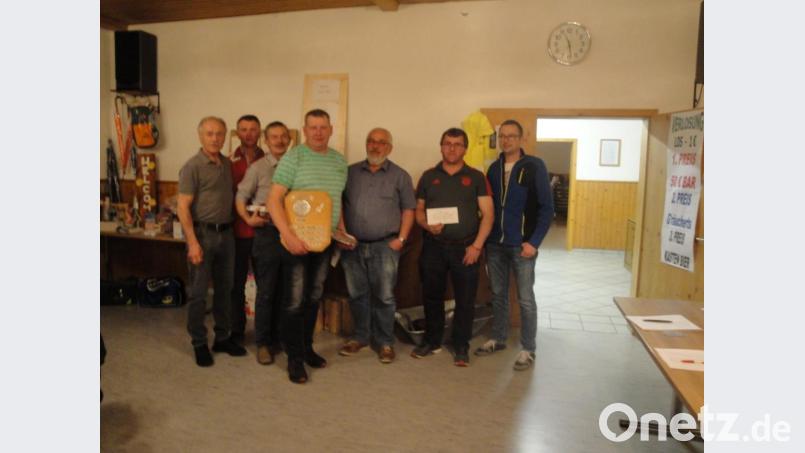 Zu einem Erinnerungsfoto an den Preisschafkopf des TSV Gmünd stellen sich (von links) zweiter Vorsitzender Hans Renner, Schriftführer Karl-Heinz Schatz, der Viertplatzierte Hans Pappenberger, Anton Walberer, Sieger Klaus Guthmann, Roland Biersack (zweiter Sieger) sowie Sebastian Arnold (dritter Sieger). Bild: exb
