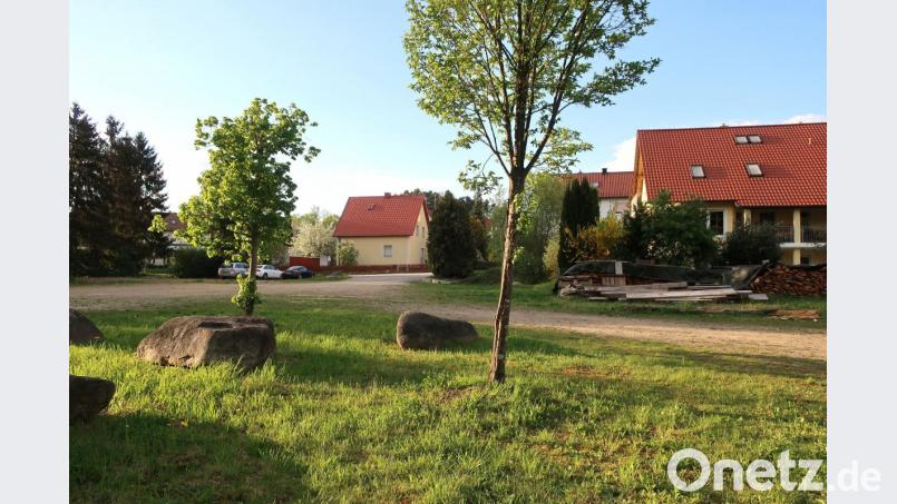 Auf diesem Grundstück am Irlacher Weg in Wackersdorf entsteht ein weiterer Kindergarten mit Krippe. Bild: Hirsch