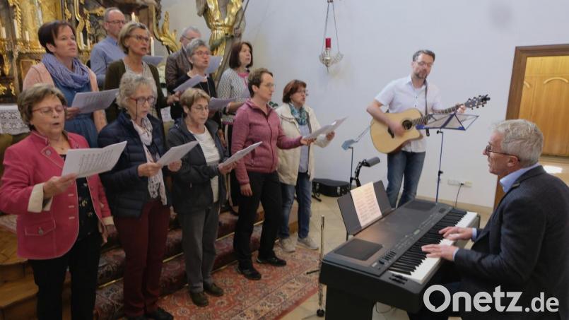 Das Lobpreisteam ( neun Sängerinnen, zwei Sänger und zwei Instrumentalisten ) unter Leitung von Franz Seiz bei ihren Gesängen am. Bild: le