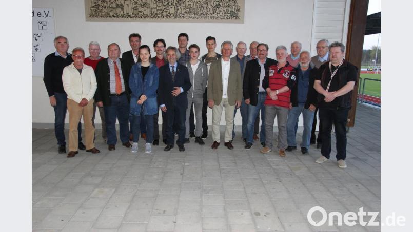 Heinrich Federer (Achter von links) freute sich, dass alle Weggefährten zu seiner Geburtstagsfeier gekommen waren. Bild: ral