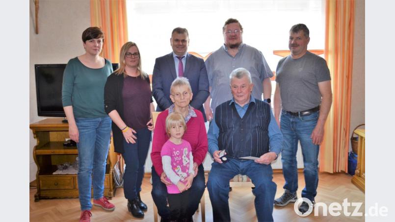 Die Töchter Claudia und Petra, Bürgermeister Karlheinz Budnik, Pfarrer Hubert Bartl sowie Sohn Matthais (von links) gratulieren Rosemarie und Ernst Schönberger zur goldenen Hochzeit. Bild: fz