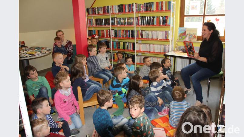 Schnell hatte Lesepatin Melanie Weber einen guten Draht zu den Kindern gefunden und las ihnen „Geschichten vom Feuerwehrmann Sam“ vor. Bild: frd