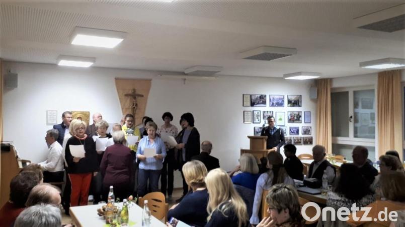 Der Kirchenchor Teunz gestaltete den Pfarrfamilienabend musikalisch. Gespannt lauschten die Besucher nicht nur den Liedern sondern auch den verschiedenen Berichten aus der Pfarrei und besonders dem Vortrag von Kaplan William Akkala.	Bild: tkr Bild: tkr