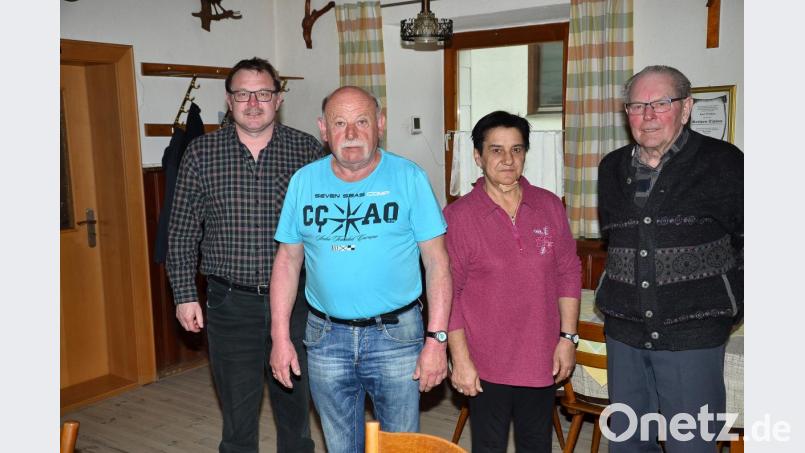 Beisitzer Hans Kaas, Vorsitzende Gertrud Winkler und Vorsitzender Ludwig Grötsch (von rechts) stehen dem Gesangsverein Reichenau weiter als Vorstandsmitglieder zur Verfügung. Thomas Grötsch (links) aus Frankenreuth ist nun Hauptkassier. Bild: fjo