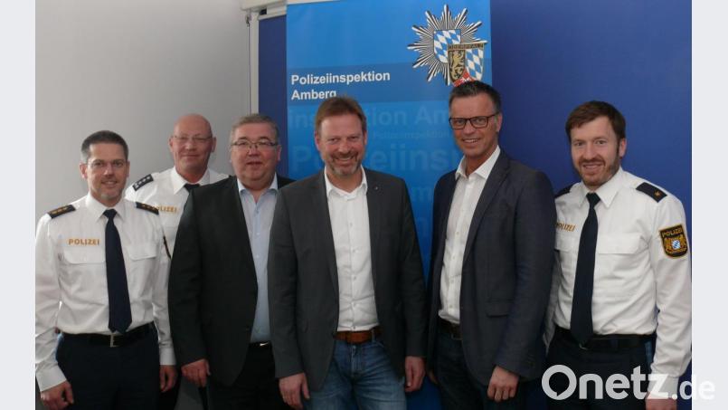 Polizeidirektor Thomas Lachner, Erster Polizeihauptkommissar Hans-Peter Klinger, die Bürgermeister Josef Reindl (Schnaittenbach), Alwin Märkl (Freudenberg) und Herman Falk (Hirschau) sowie Polizeirat Wolfgang Schüler (von links). Bild: exb