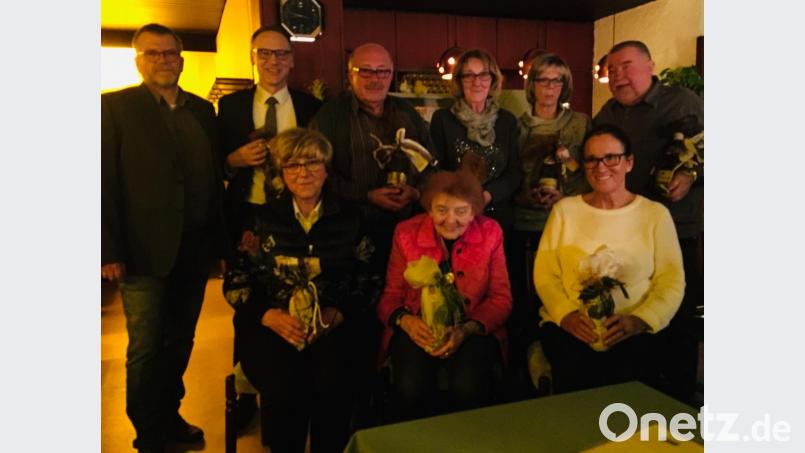 Für einige Mitglieder gab es Geschenke. Stehend, von links: Lutz Haß, Bürgermeister Bernd Sommer, Werner Köstler, Elisabeth König, Henne Schmid und Rainer Schmid. Sitzend, von links: Renate Sperber, Annemarie Zimmert und Hildegard Spreitzer. Bild: exb